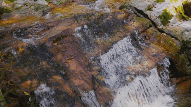 계단식으로 떨어지는 작은 폭포