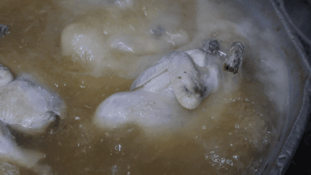 국물에 닭이 끓고 있는 모습