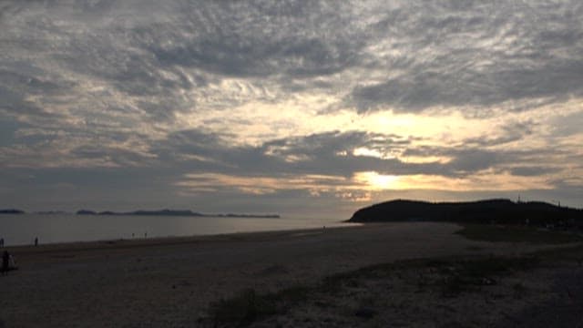 해변에서의 고요한 석양