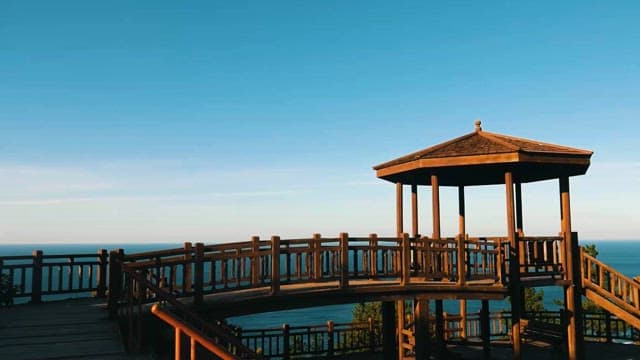 조용한 바다를 내려다보는 목조 정자