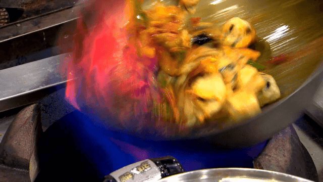 양념과 함께 볶는 가지튀김