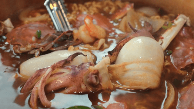 오징어와 게가 들어간 해물 라면