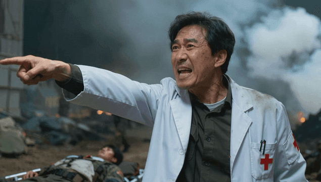 전쟁터에서 군인들과 함께 있는 의사