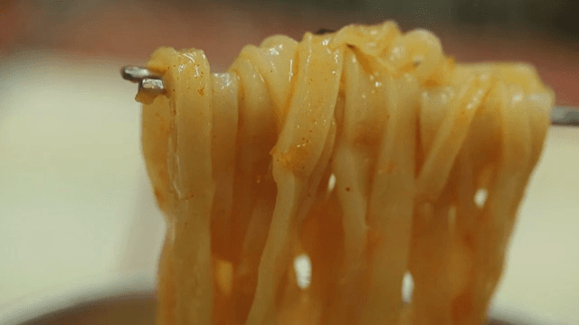 젓가락으로 들어 올리는 칼국수