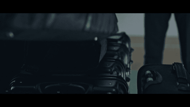 캐리어 위에 가방 짐을 다루는 사람들