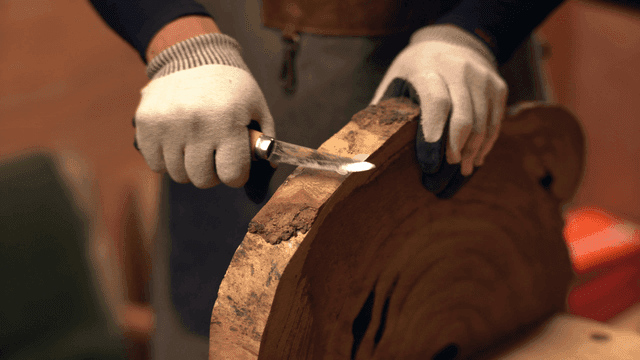 칼로 나무를 조각하는 사람