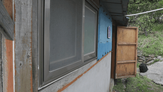 문이 열린 시골집