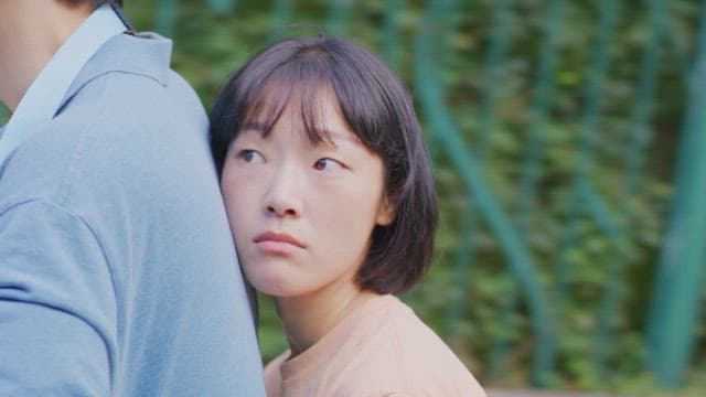 맑은 날 야외에서 자전거를 타는 두 사람