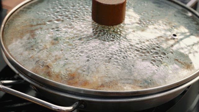 냄비에서 지글지글 끓는 불고기