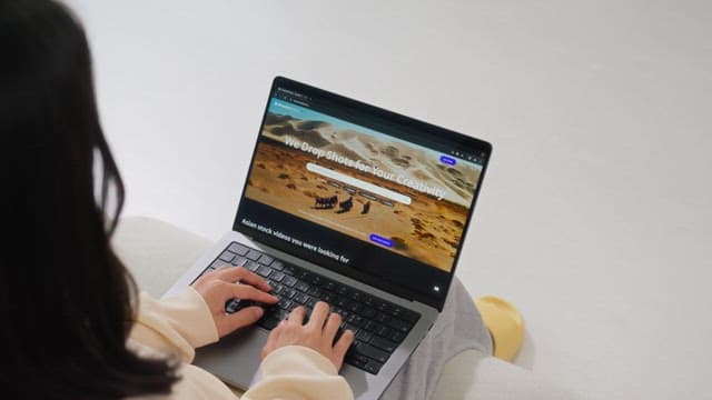 노트북으로 인터넷 검색하는 여자