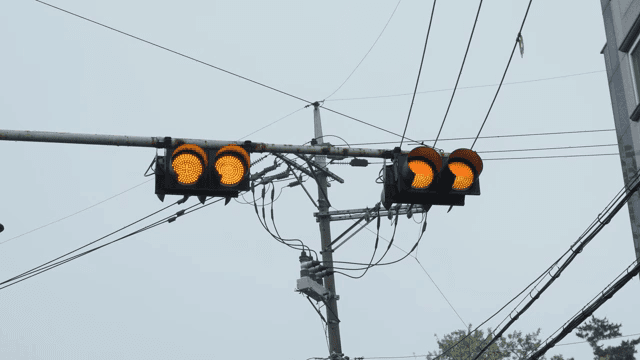 노란 신호등이 켜진 교통 신호등