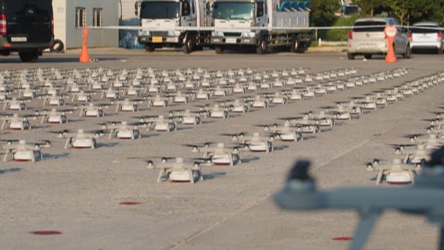 이륙 및 비행을 위해 준비된 드론 함대