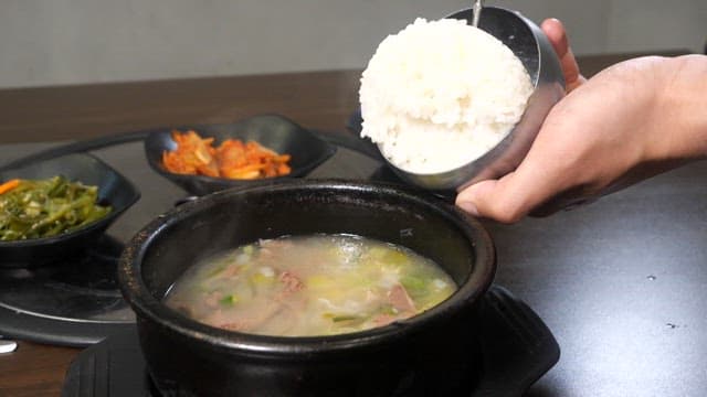 Eating rice in Seolleongtang