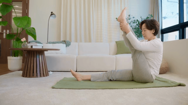 아늑한 거실에서 요가를 하는 여성
