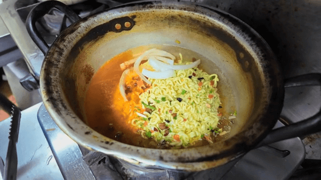 냄비에 양파를 넣어 라면 끓이기