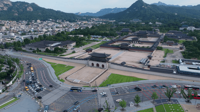 주변 도로에 둘러 쌓인 역사적인 궁전
