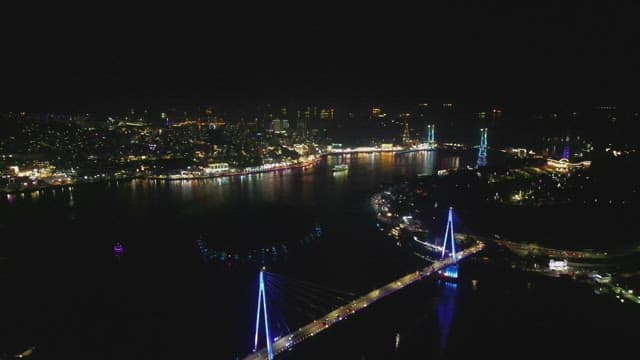 조명이 켜진 다리가 있는 도시의 야경