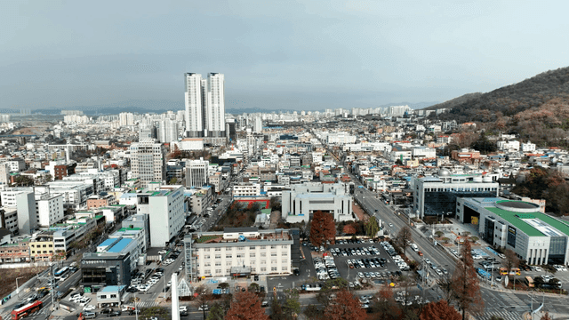 고층 건물이 있는 도시 전경