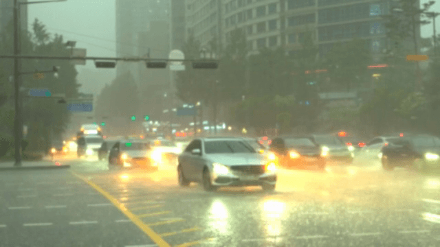 바쁜 도시 교차로에 내리는 폭우