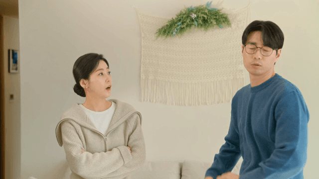 실내에서 심각한 대화를 나누는 부부