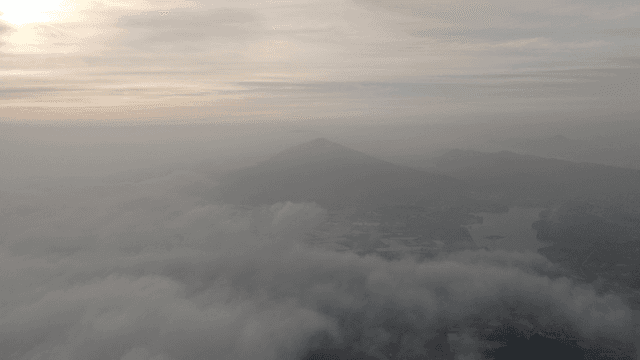 새벽의 안개 낀 산 풍경