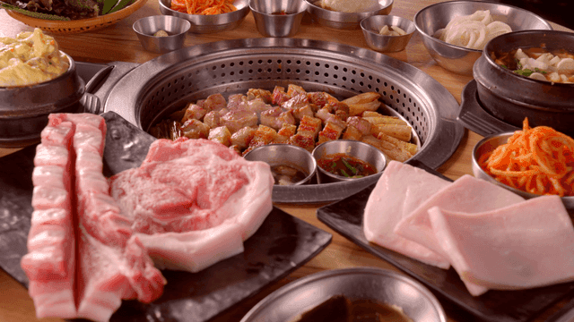 다양한 반찬과 함께하는 한국식 삼겹살 바비큐