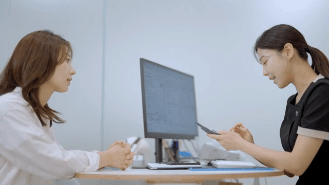 상담실에서 계산기를 두드리며 견적 상담을 진행하는 모습
