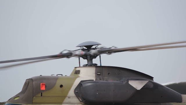 맑은 날에 회전하는 헬리콥터의 날개