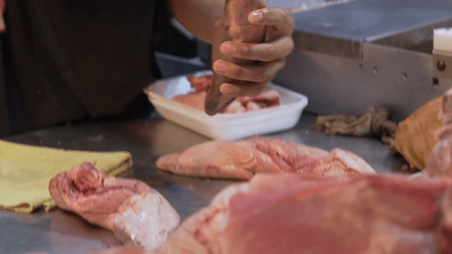 테이블 위의 우설을 보여주는 사람