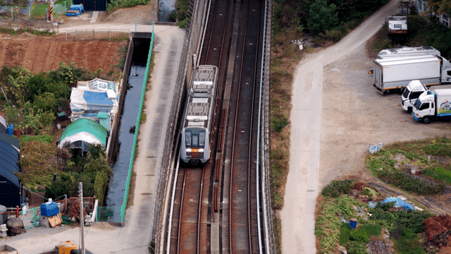 시골 지역 터널에서 나오는 기차