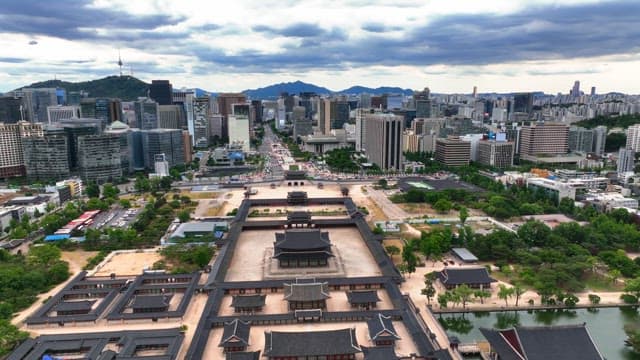 역사적인 궁전이 있는 번화한 도시 풍경