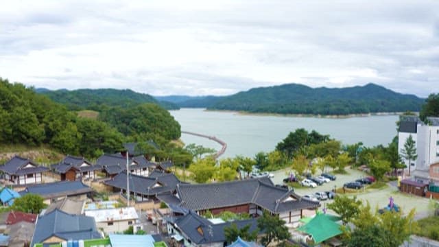 고요한 호수 옆 한국의 전통 마을