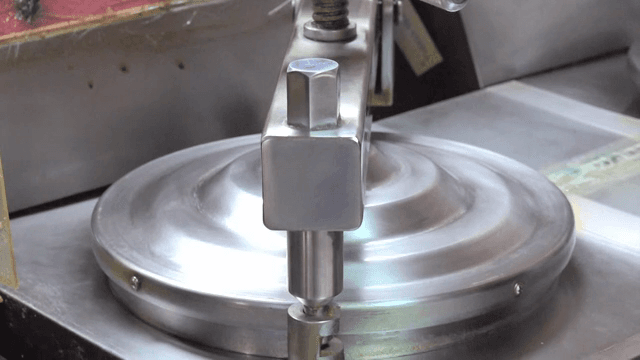 주방에서 작동 중인 금속 기계