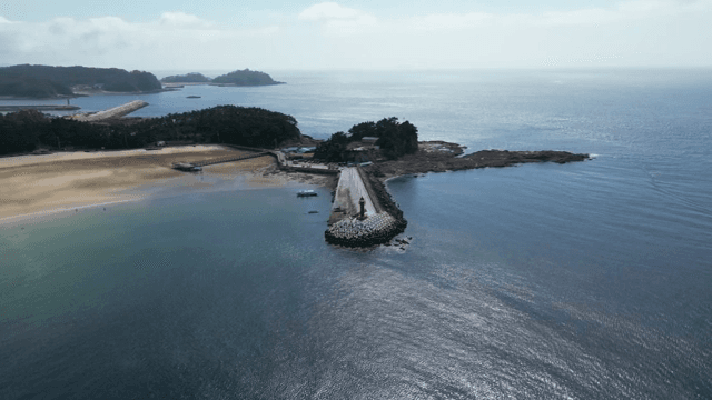 넓은 바다와 해안 방파제의 등대