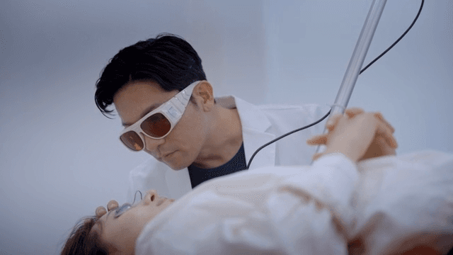 의사가 피부 관리 시술을 진행하는 모습