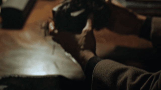 가방에서 꺼낸 물체를 살펴보는 손