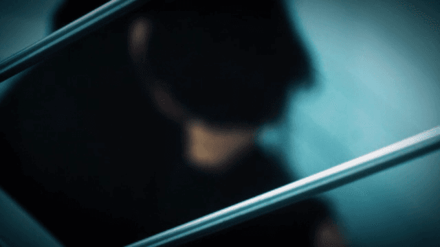 비상계단에 앉아 고되하는 남성