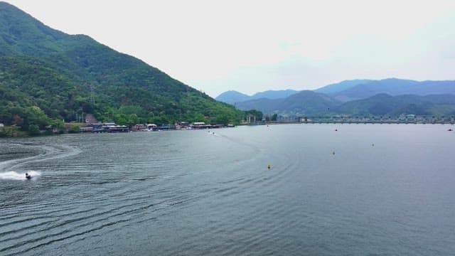 푸른 산으로 둘러싸인 아름다운 강