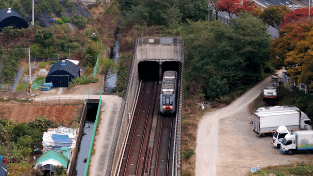 교외 지역에서 터널로 들어가는 기차