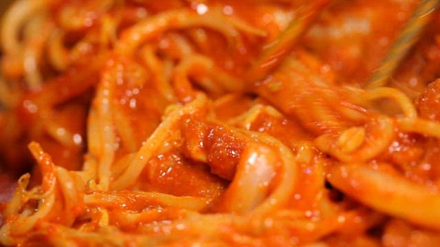 콩나물이 들어간 매운 소스를 곁들여 먹는 바삭한 치즈 돈가스 한 젓가락