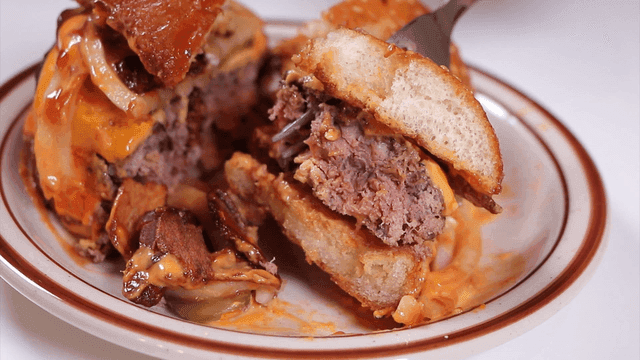 칼과 포크로 자르는 햄버거