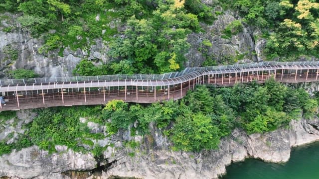 강변을 따라 이어진 경치 좋은 산책로