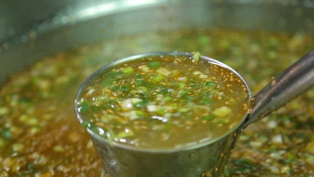 양념장으로 고기를 절이는 장면