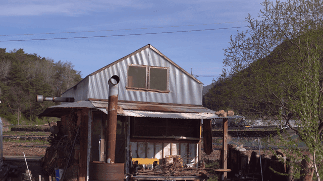 나무로 둘러싸인 시골 농장 건물