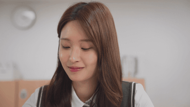 시험 문제를 풀며 웃는 학생