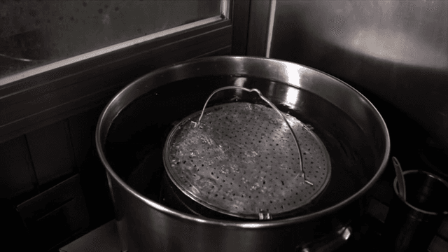 육수 재료를 냄비에 넣는 장면