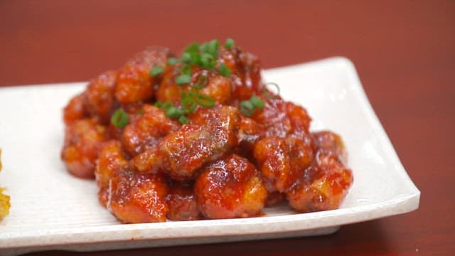 흰색 접시에 플레이팅된 두 가지 종류의 생선 튀김