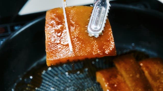 팬에서 지글지글 구워지는 돼지 껍데기