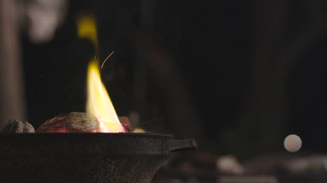 잔잔한 저녁의 깜빡이는 불꽃