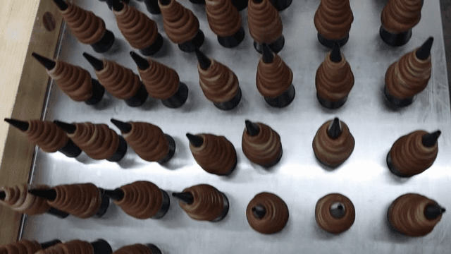 테이블에 놓인 콘을 감싼 반죽